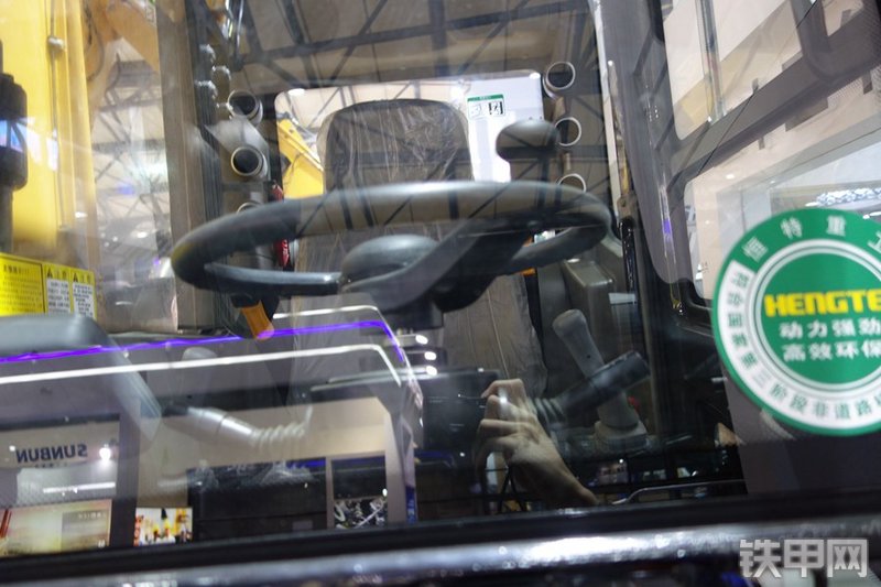 恒特重工HTL130挖掘机局部