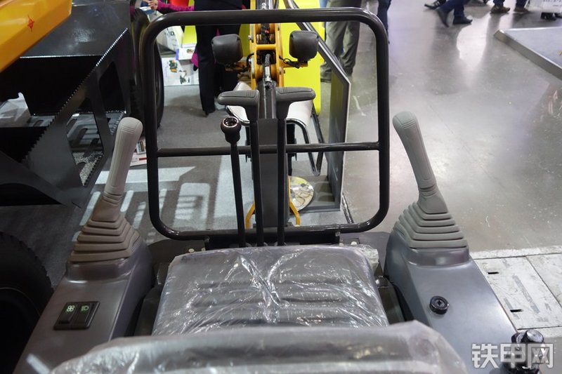 恒特重工HT08挖掘机局部