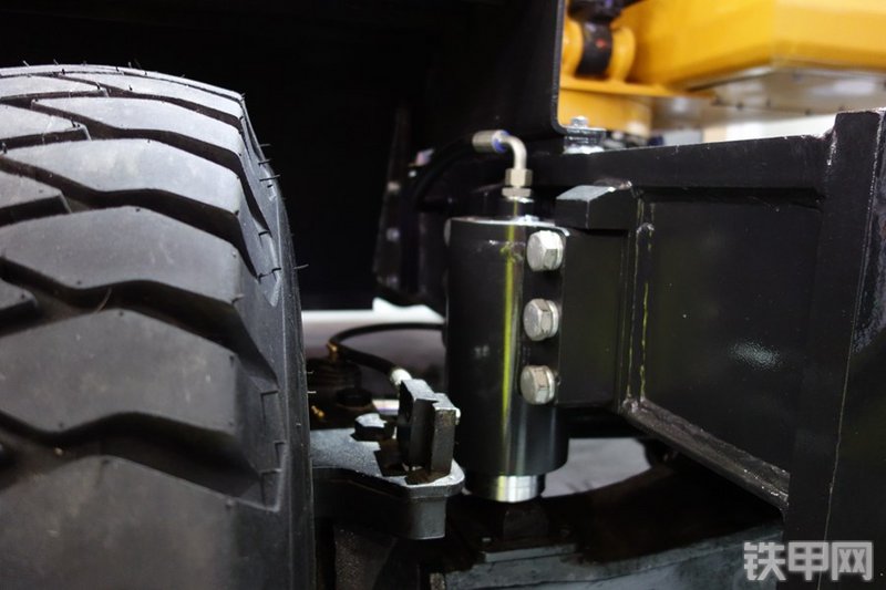 恒特重工HTL130挖掘机局部