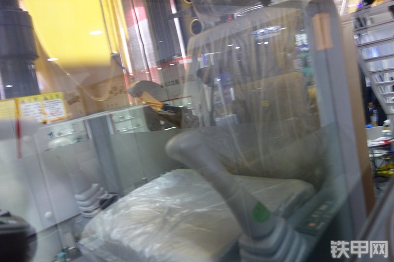 恒特重工HTL130挖掘机局部