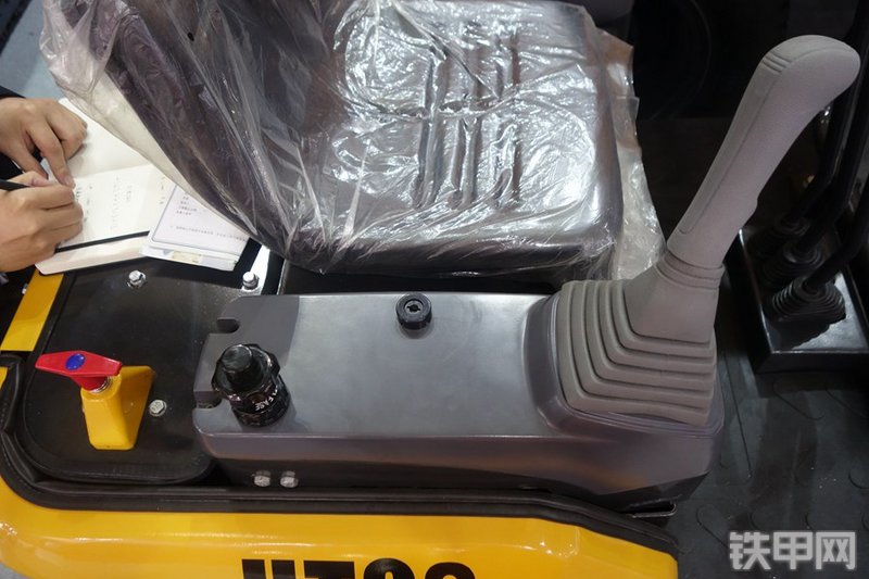 恒特重工HT08挖掘机局部