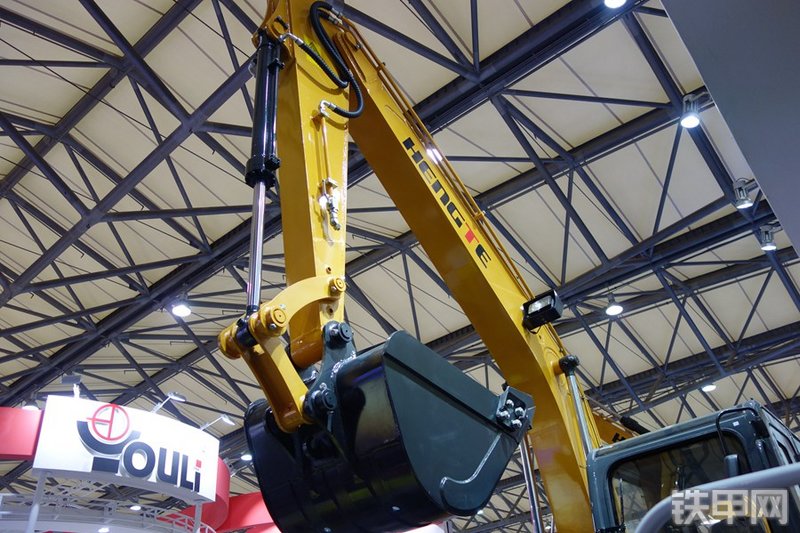 恒特重工HTL130挖掘机局部