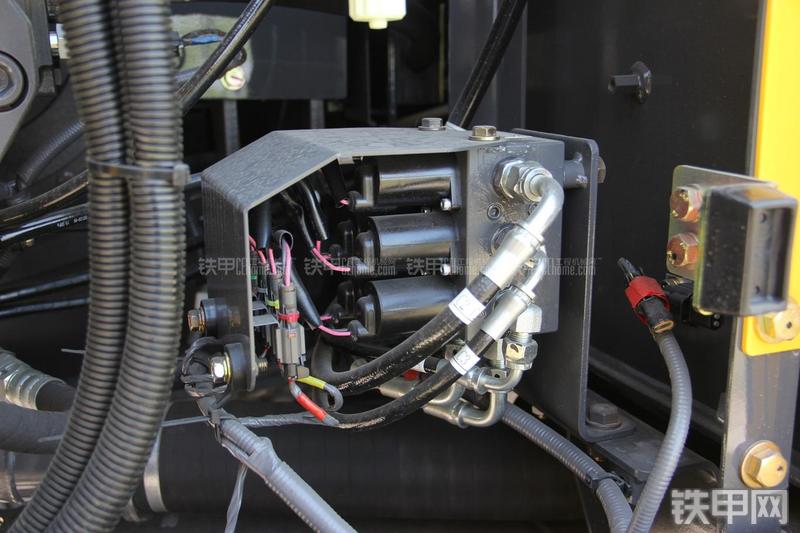 住友SH210-5挖掘机局部