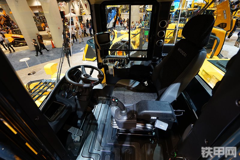 现代HL980装载机局部