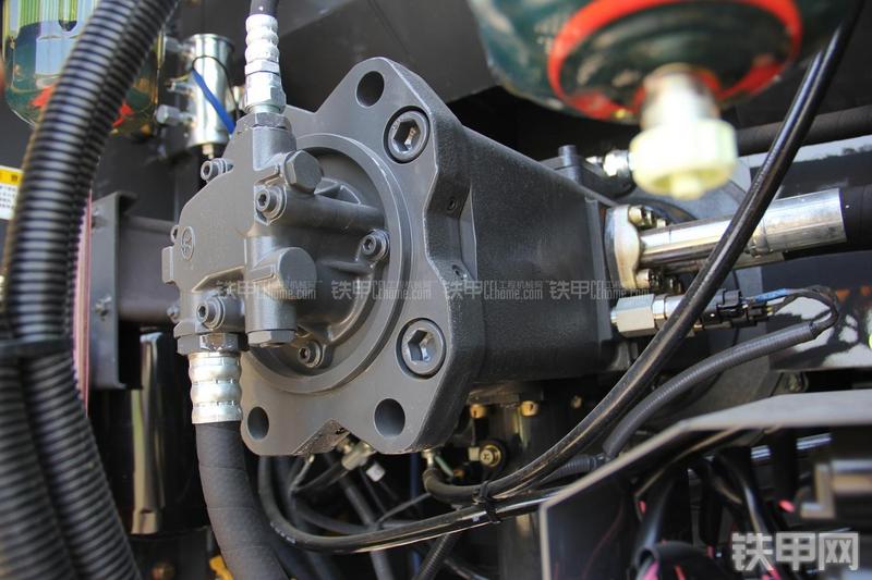 住友SH210-5矿山版挖掘机局部