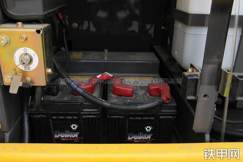 住友SH300-5挖掘机局部