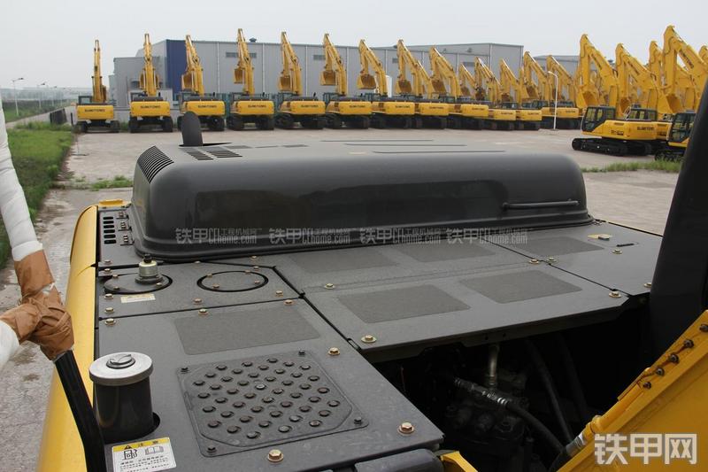 住友SH300-5挖掘机局部