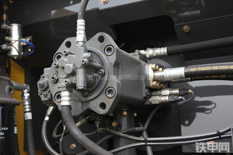 住友SH300-5挖掘机局部