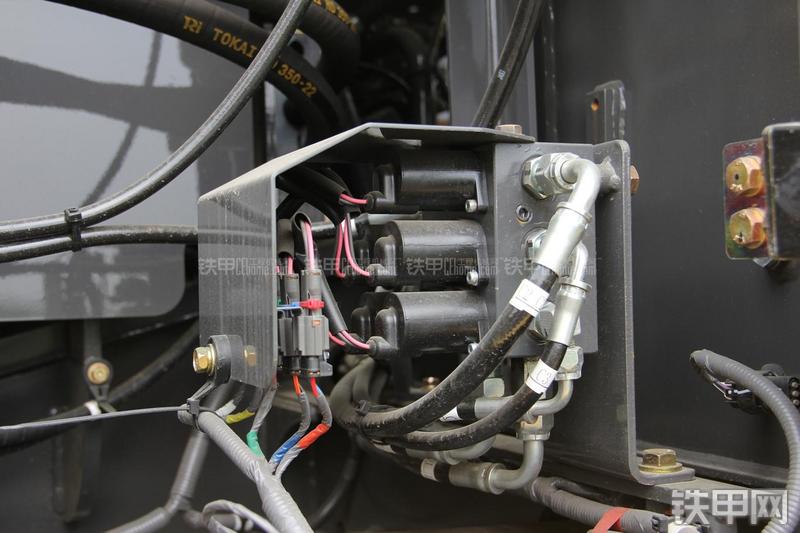 住友SH300-5挖掘机局部