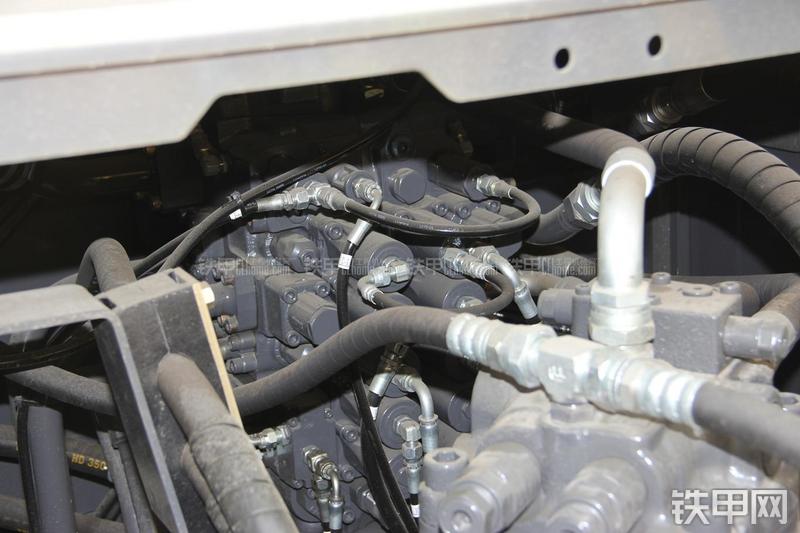 住友SH300-5挖掘机局部