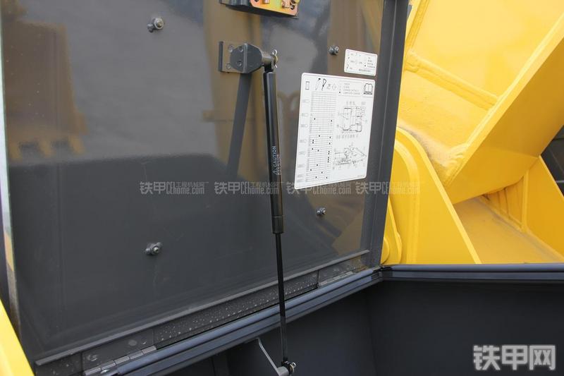 住友SH300-5挖掘机局部