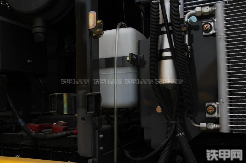 住友SH300-5挖掘机局部