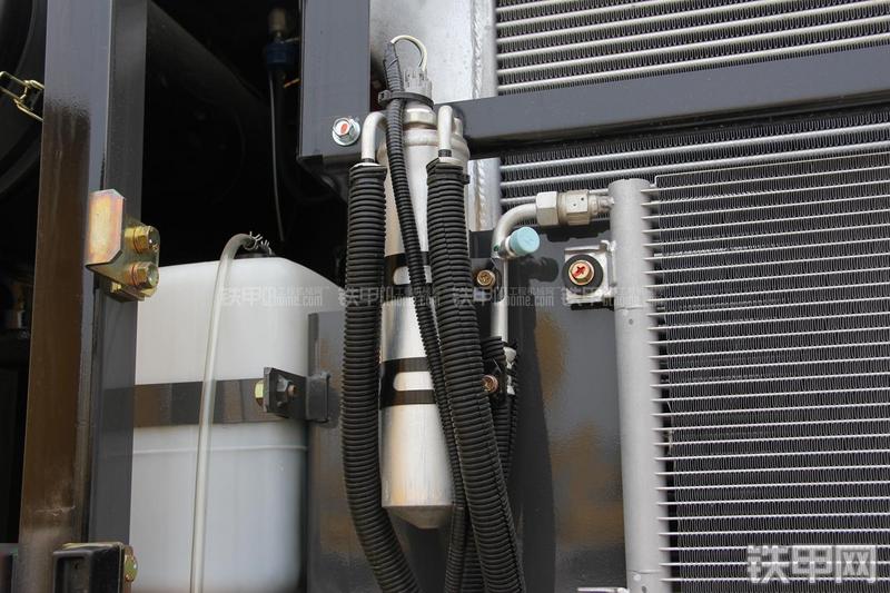 住友SH300-5挖掘机局部