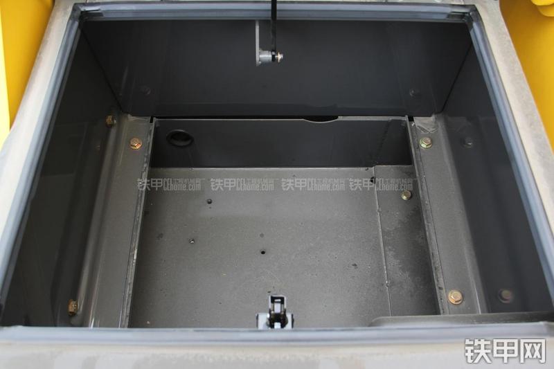 住友SH300-5挖掘机局部