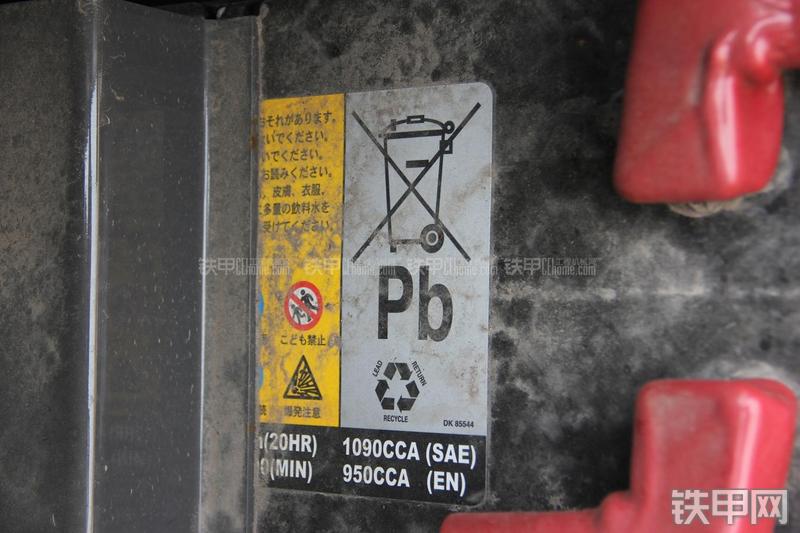 住友SH300-5挖掘机局部