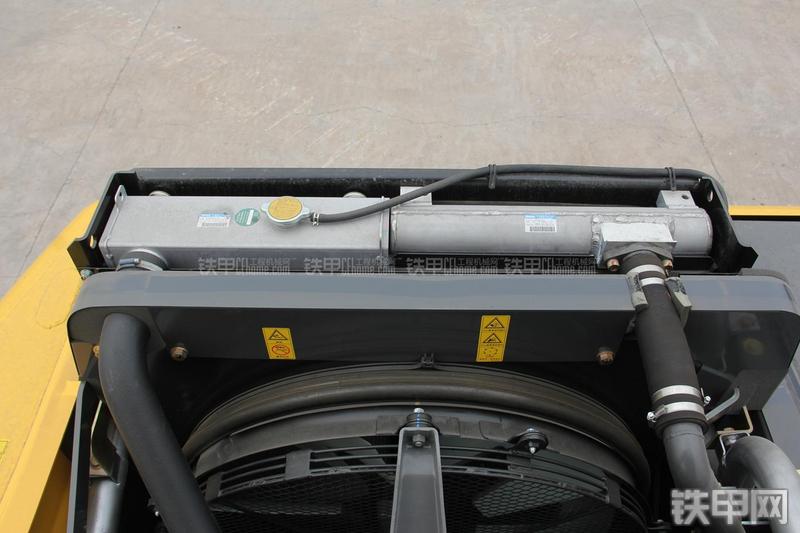 住友SH300-5挖掘机局部