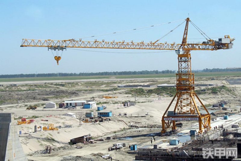 四川建设M2400(80t)起重机整机外观