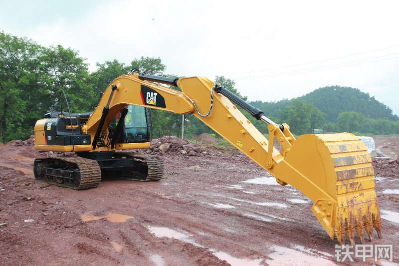 卡特彼勒320D2（TIER 3）液压挖掘机整机外观