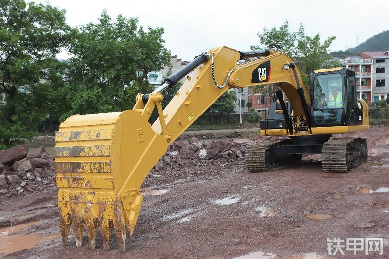 卡特彼勒320D2（TIER 3）液压挖掘机整机外观