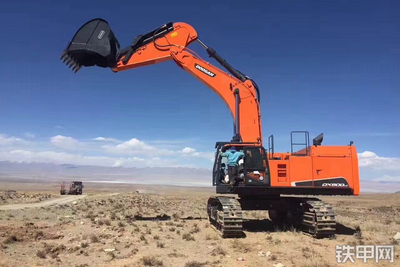 迪万伦DX800LC挖掘机整机外观