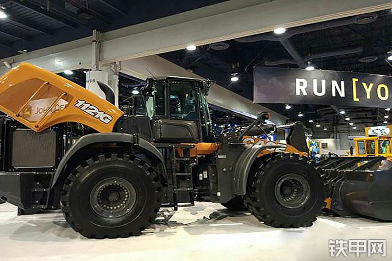 凯斯1121G挖掘装载机整机外观