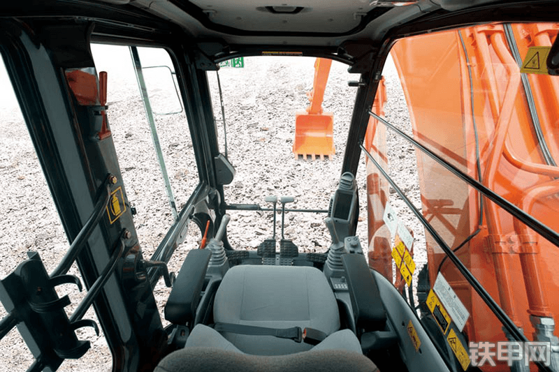 日立ZH200-5A挖掘机局部