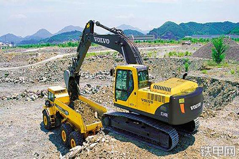 沃尔沃EC240B挖掘机整机外观