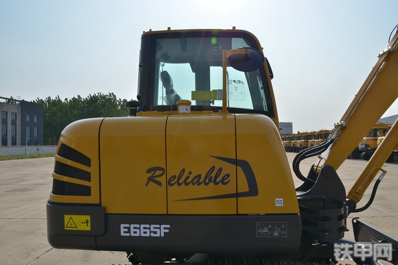 山东临工E665F挖掘机整机外观