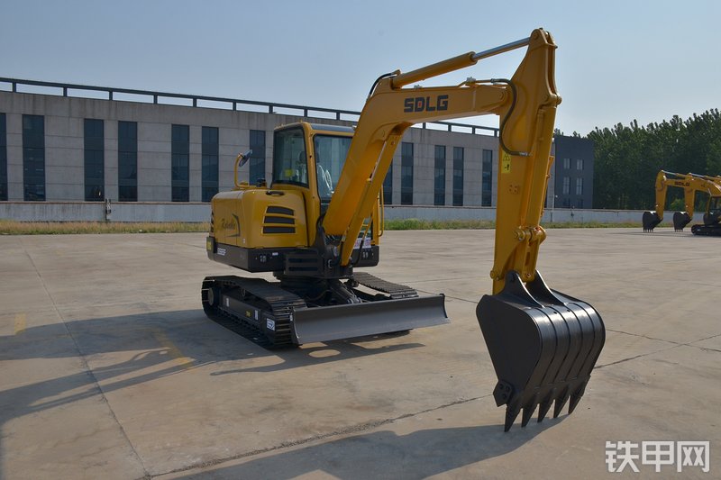 山东临工E665F挖掘机整机外观