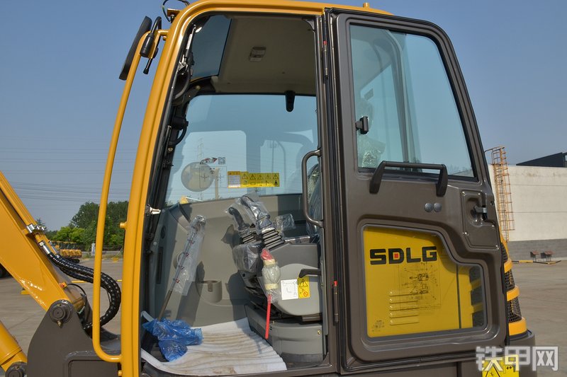 山东临工E665F挖掘机局部