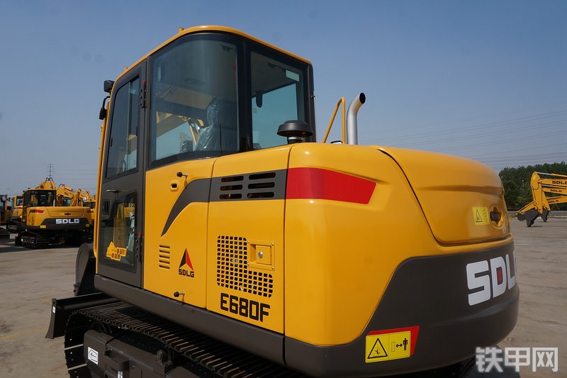 山东临工E680F挖掘机整机外观