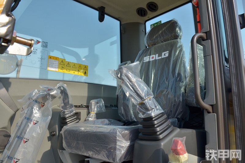 山东临工E665F挖掘机局部