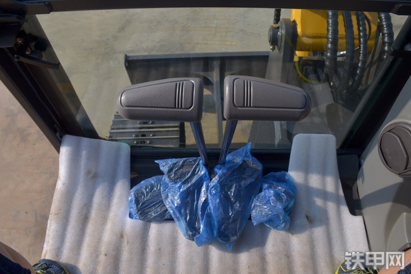 山东临工E665F挖掘机局部