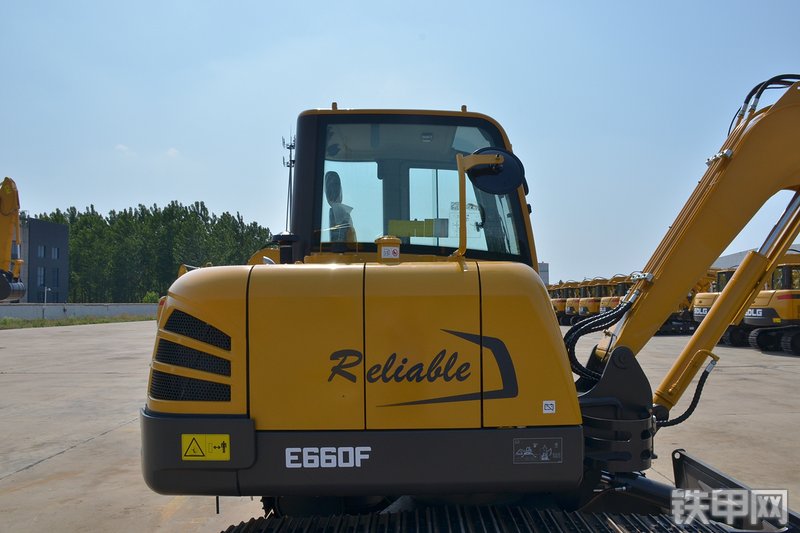 山东临工E660F挖掘机整机外观