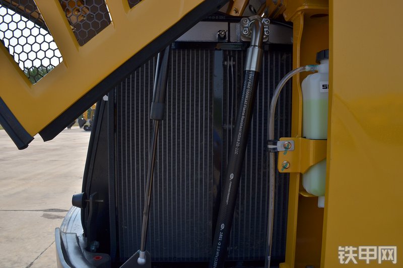 山东临工E665F挖掘机局部