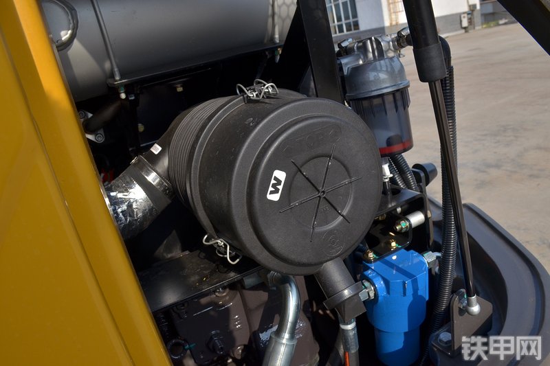 山东临工E665F挖掘机局部