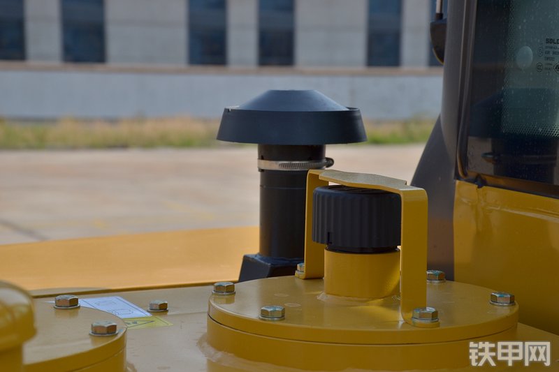 山东临工E665F挖掘机局部