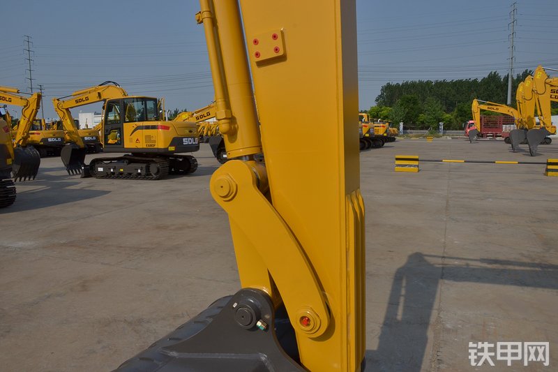 山东临工E665F挖掘机局部