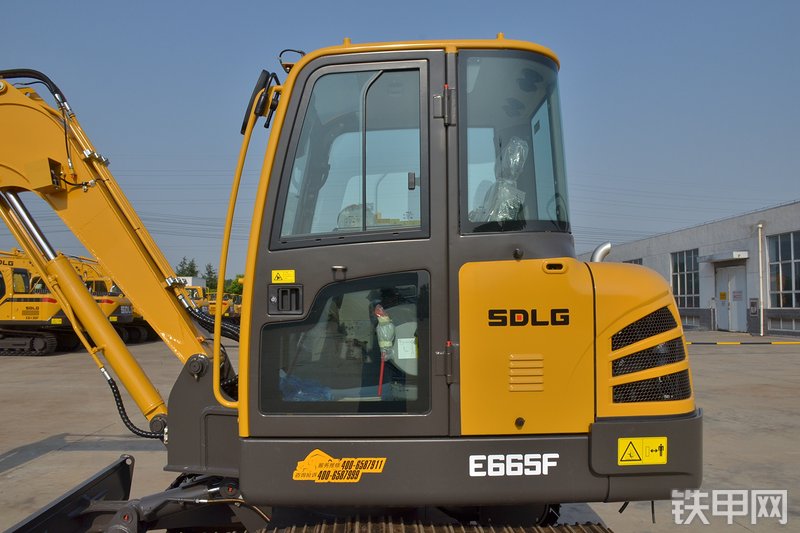 山东临工E665F挖掘机整机外观