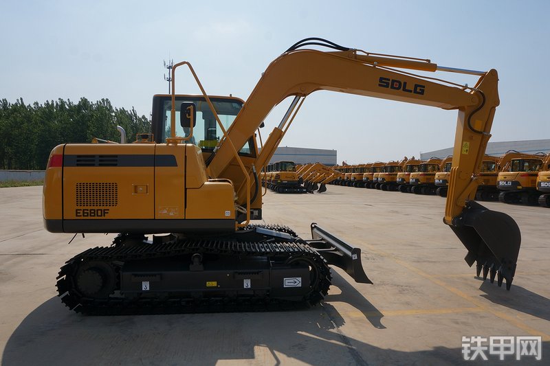 山东临工E680F挖掘机整机外观