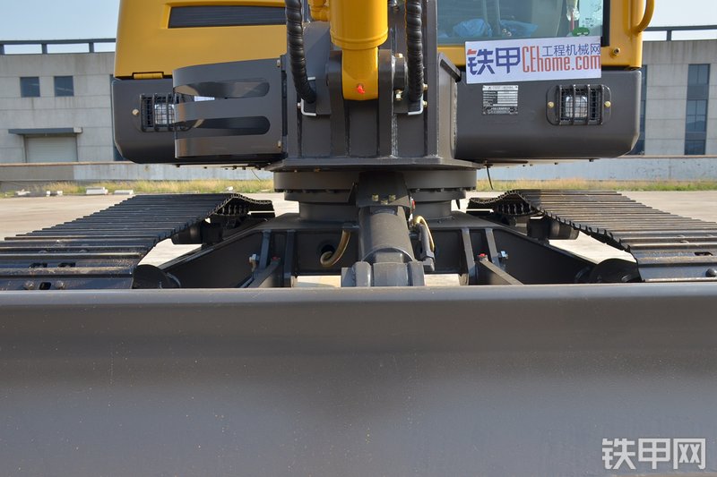 山东临工E665F挖掘机局部