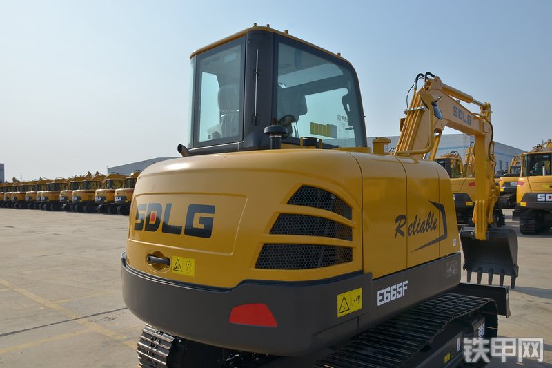 山东临工E665F挖掘机整机外观