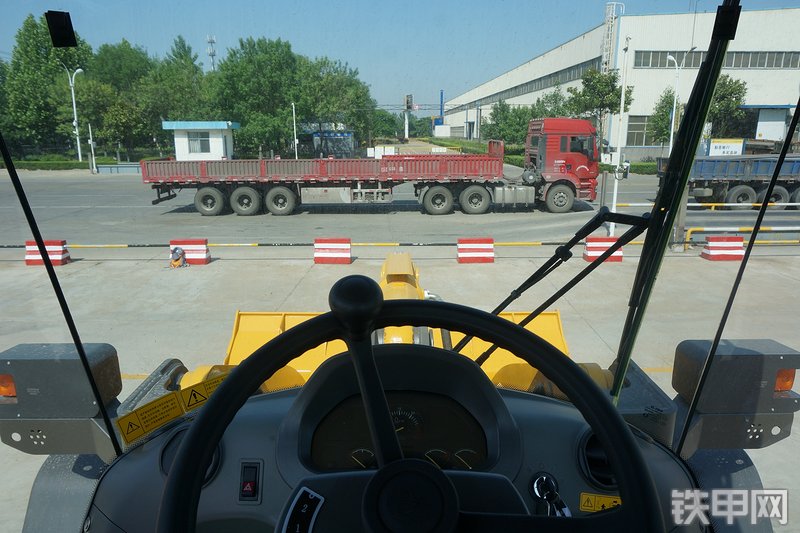 山东临工L955F装载机局部