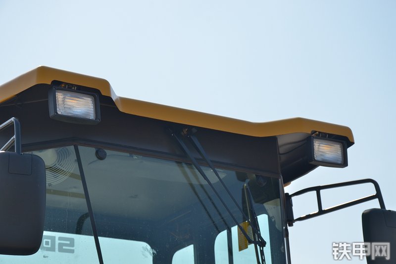 山东临工L933装载机局部