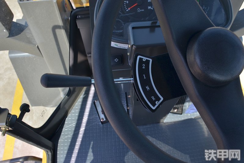 山东临工L933装载机局部