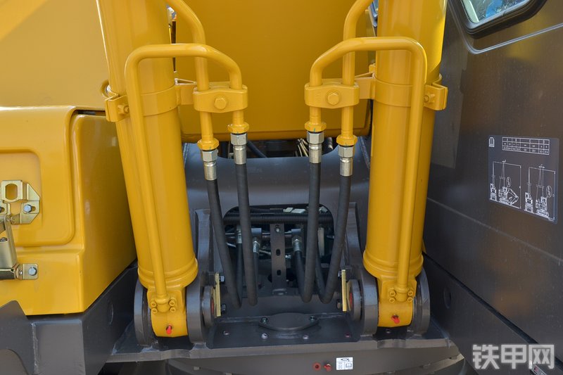 山东临工E6135F挖掘机局部