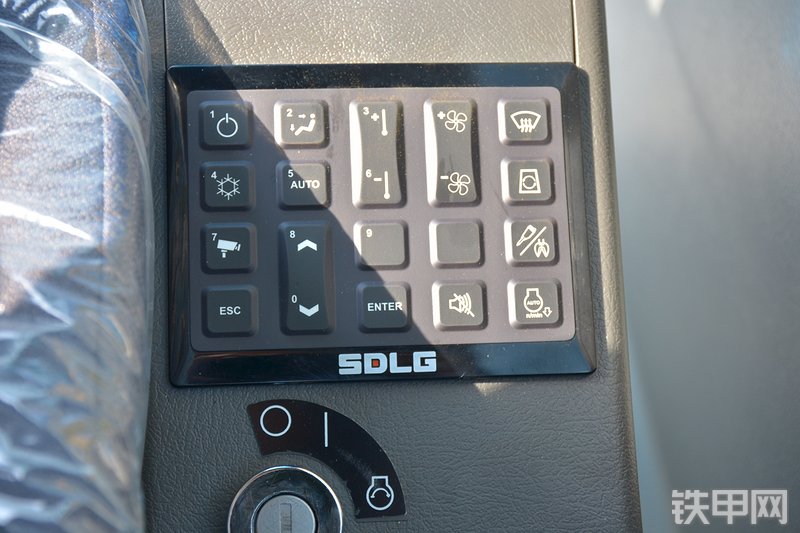 山东临工E6135F挖掘机局部