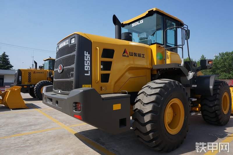 山东临工L955F装载机局部