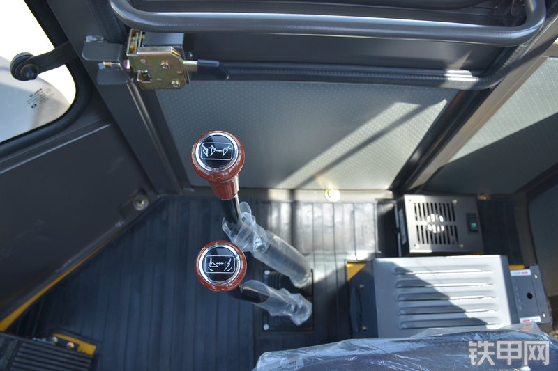 山东临工L952D装载机局部