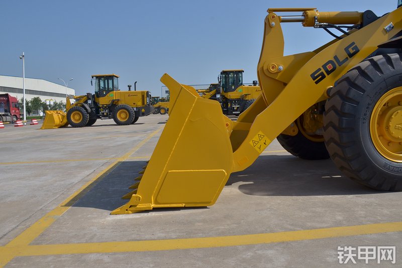 山东临工L933装载机局部